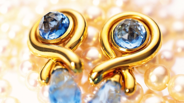 Glisten & Glamor: Unveiling the Allure of Gold Jewelry