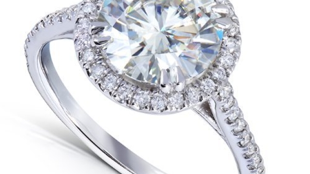 Sparkle Without the Guilt: Moissanite Engagement Rings